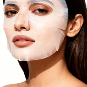 Model wearing Soke Hydrogel 2 piece face treatment mask
